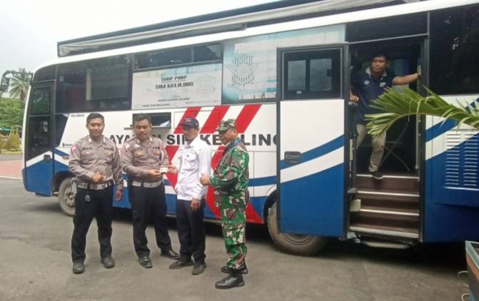 CuplikCom-Satlantas-Polres-Lamsel-Gelar-SIM-Keliling-Di-Pelabuhan-ASDP-Cabang-Bakauheni -14032023195140-IMG_20230314_194958.jpg